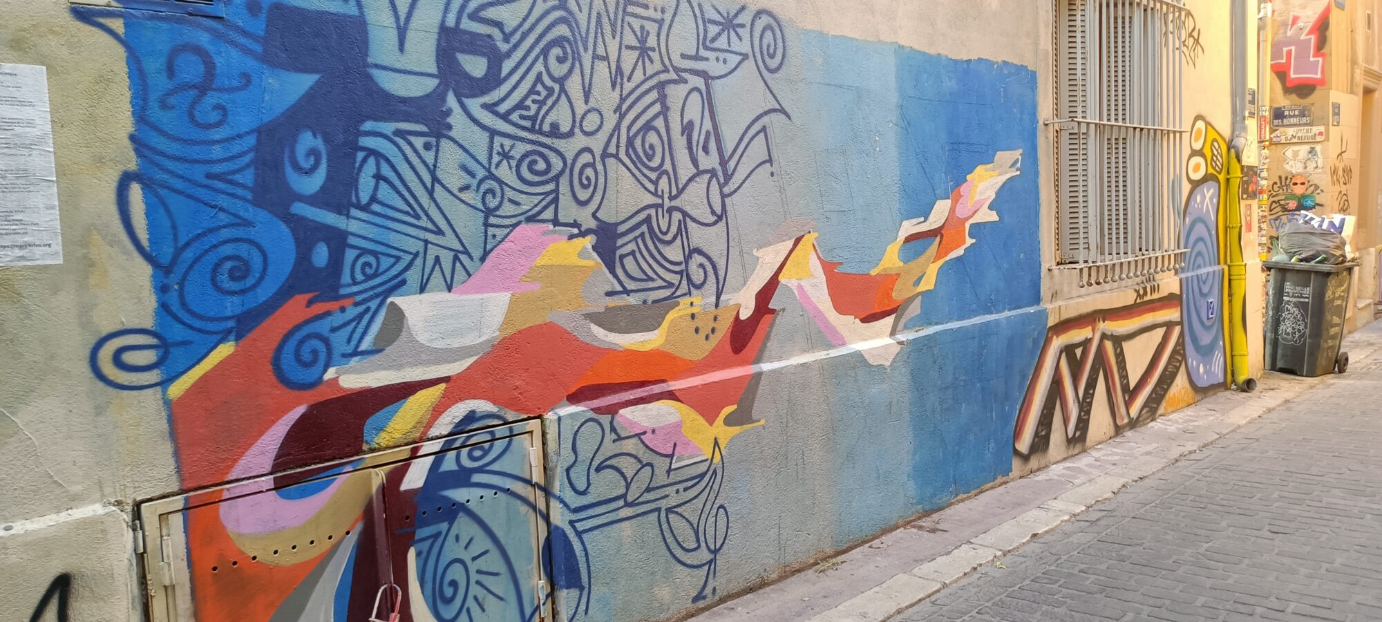 Blue line mural, Rue des Honneurs — Street art in Marseille