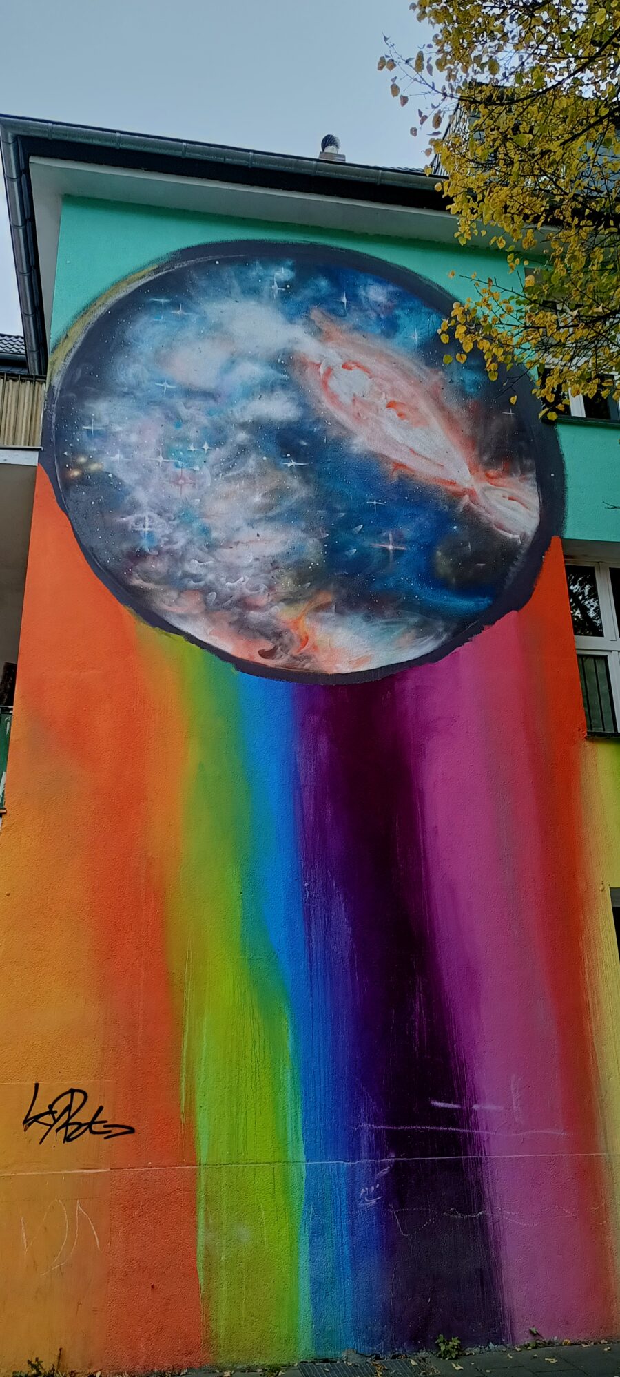 Planet on a rainbow wall — Street art in Düsseldorf