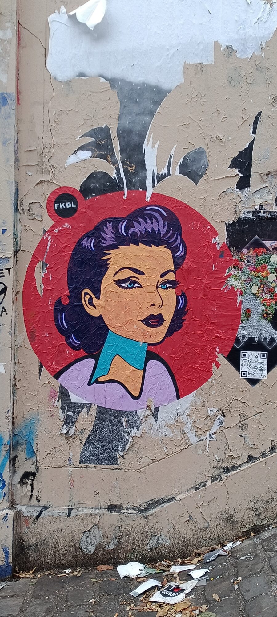 Portrait vintage en cercle rouge par FKDL — Street art de fkdl à Paris