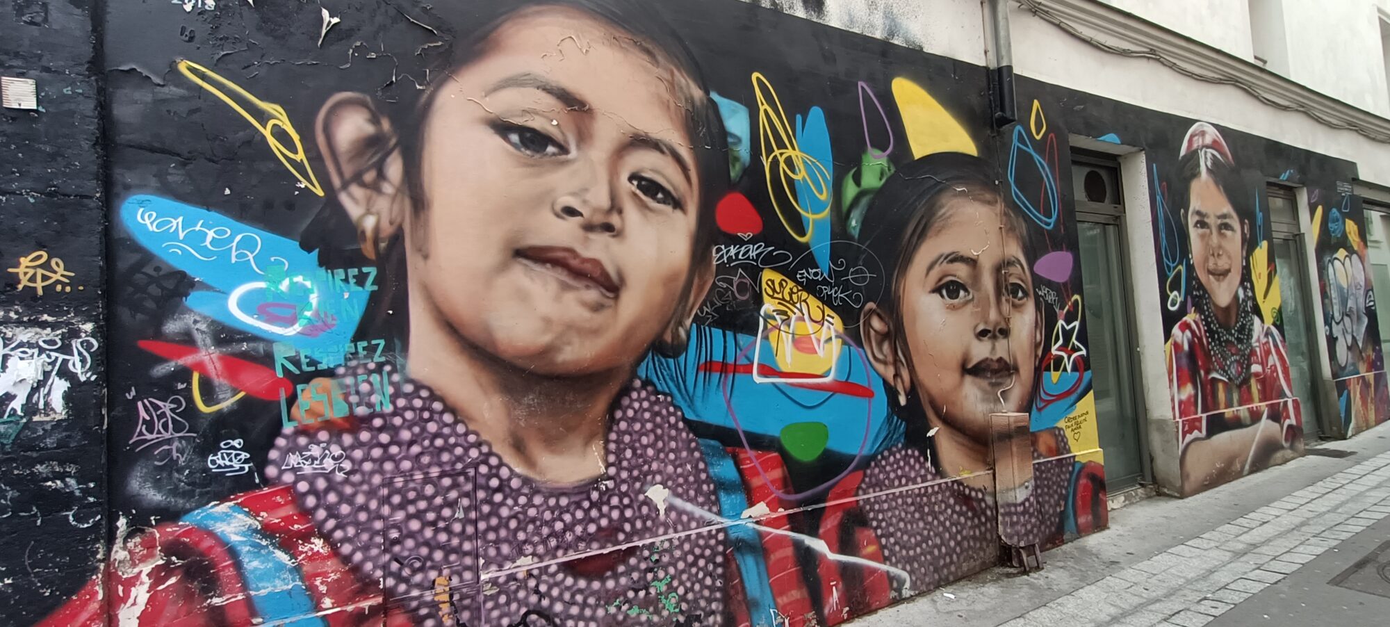 Portraits d'enfants et graphismes colorés — Street art de Joel Merino à Paris