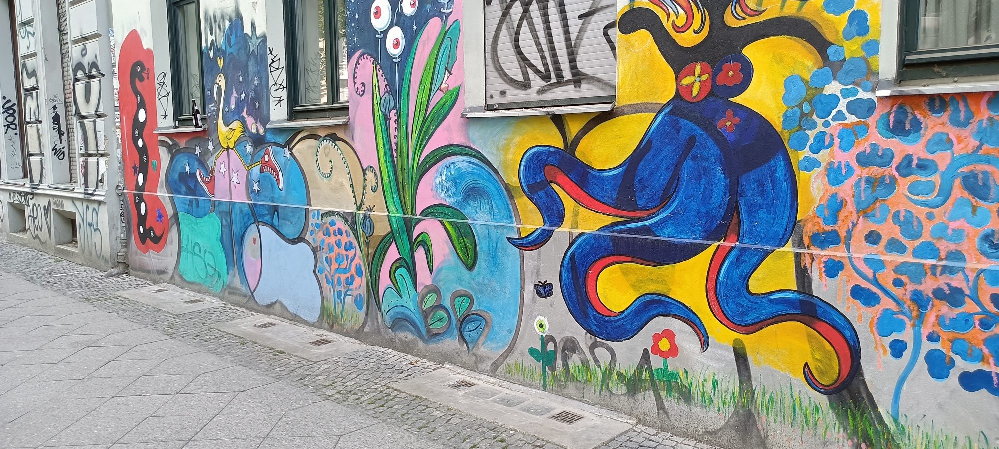 Jardin naïf aux cygnes — Street art à Berlin