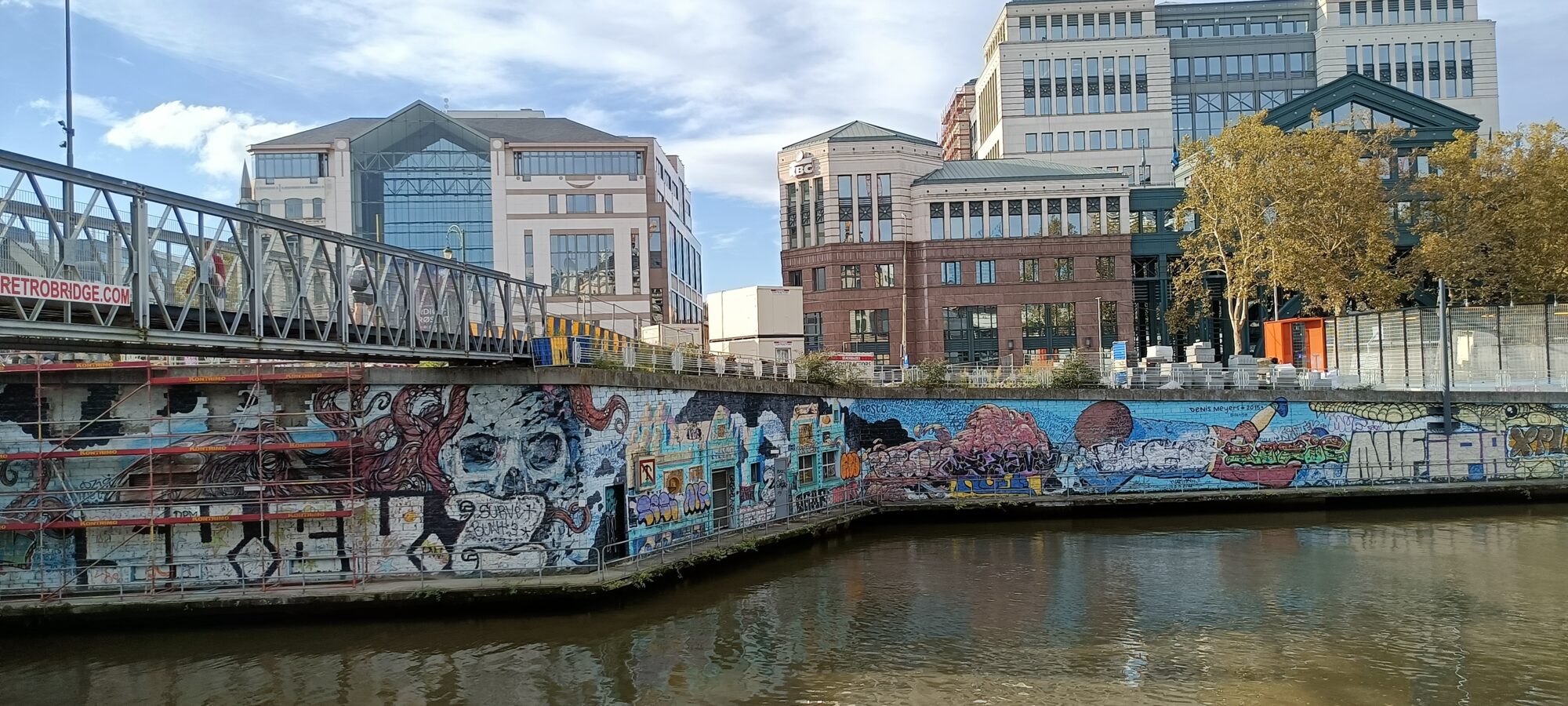 Crâne aux tentacules sur le quai — Street art à Bruxelles