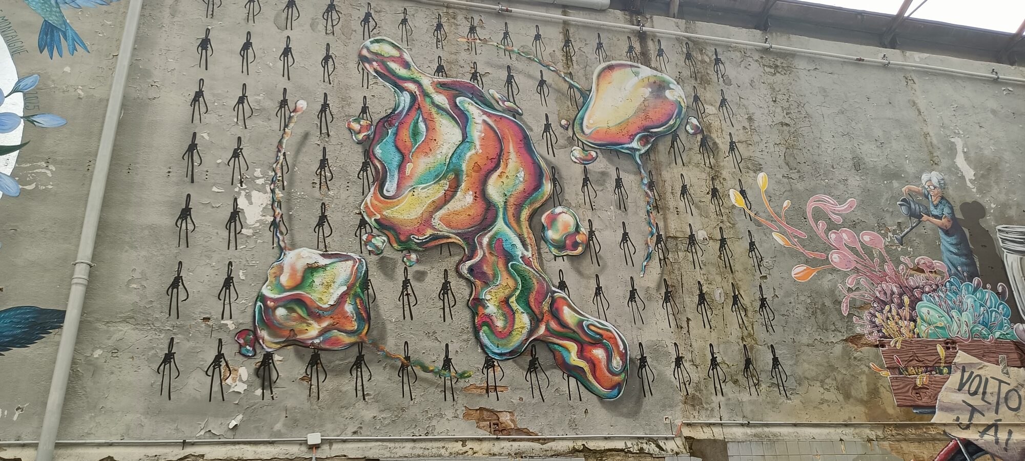 Taches irisées et champ de figures bâtons — Street art à Lisboa