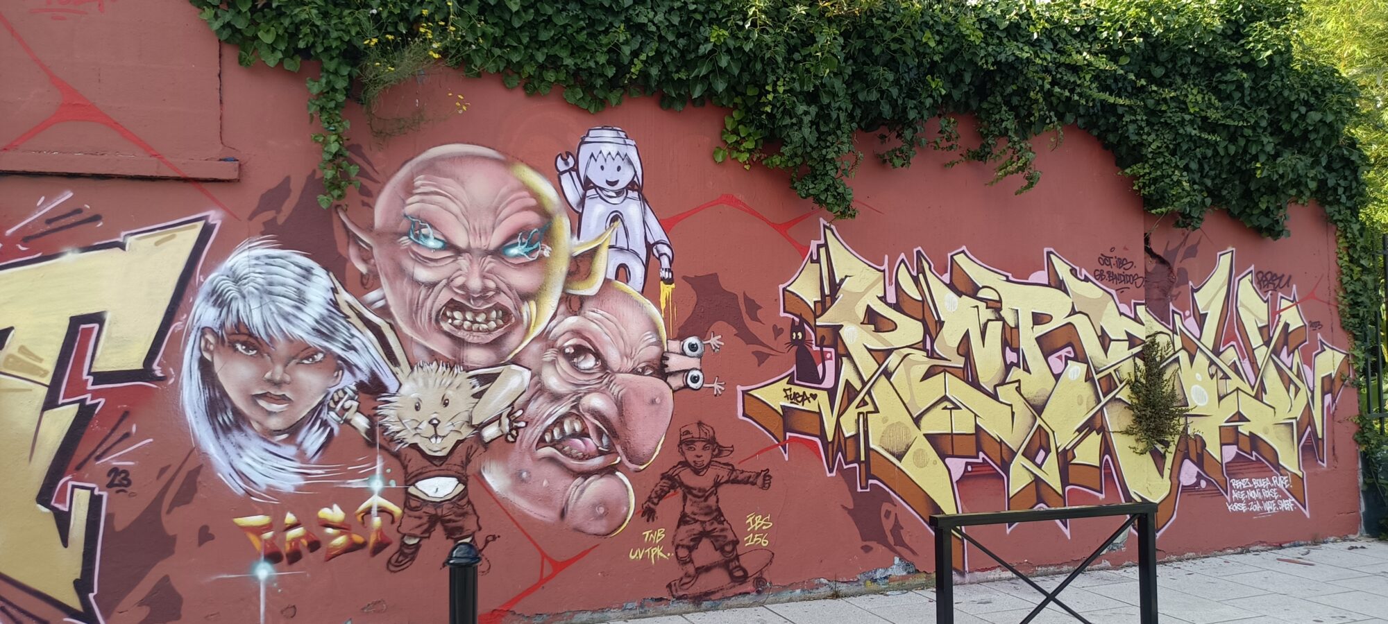 Faces grotesques et lettrage doré — Street art à Nantes