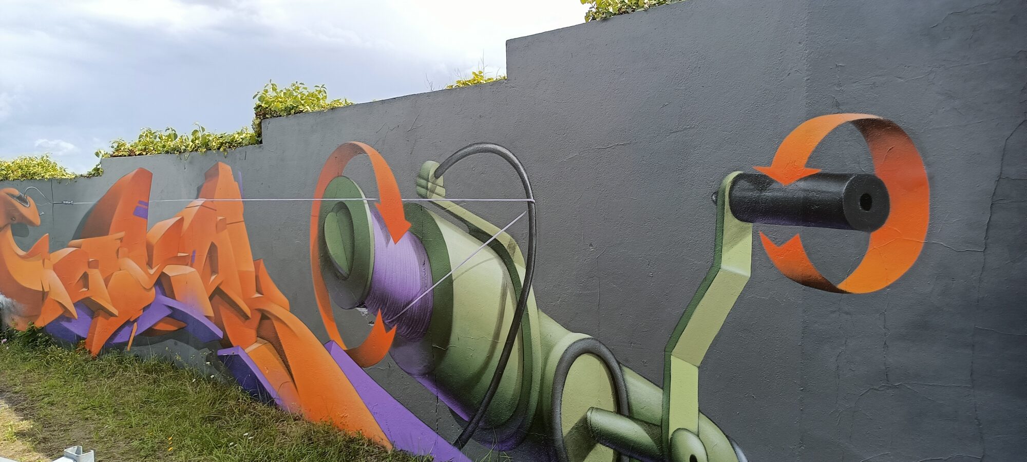 Lettrage orange et tuyau en trompe-l'oeil — Street art à Langueux