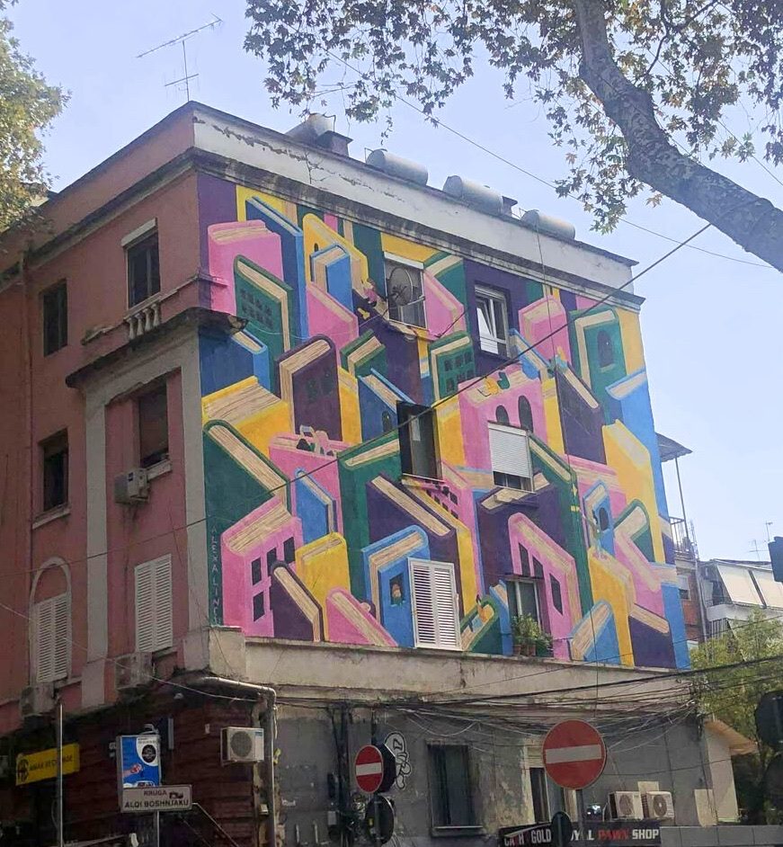 Livres en espace urbain — Street art de Alexa Lincu à Tirana