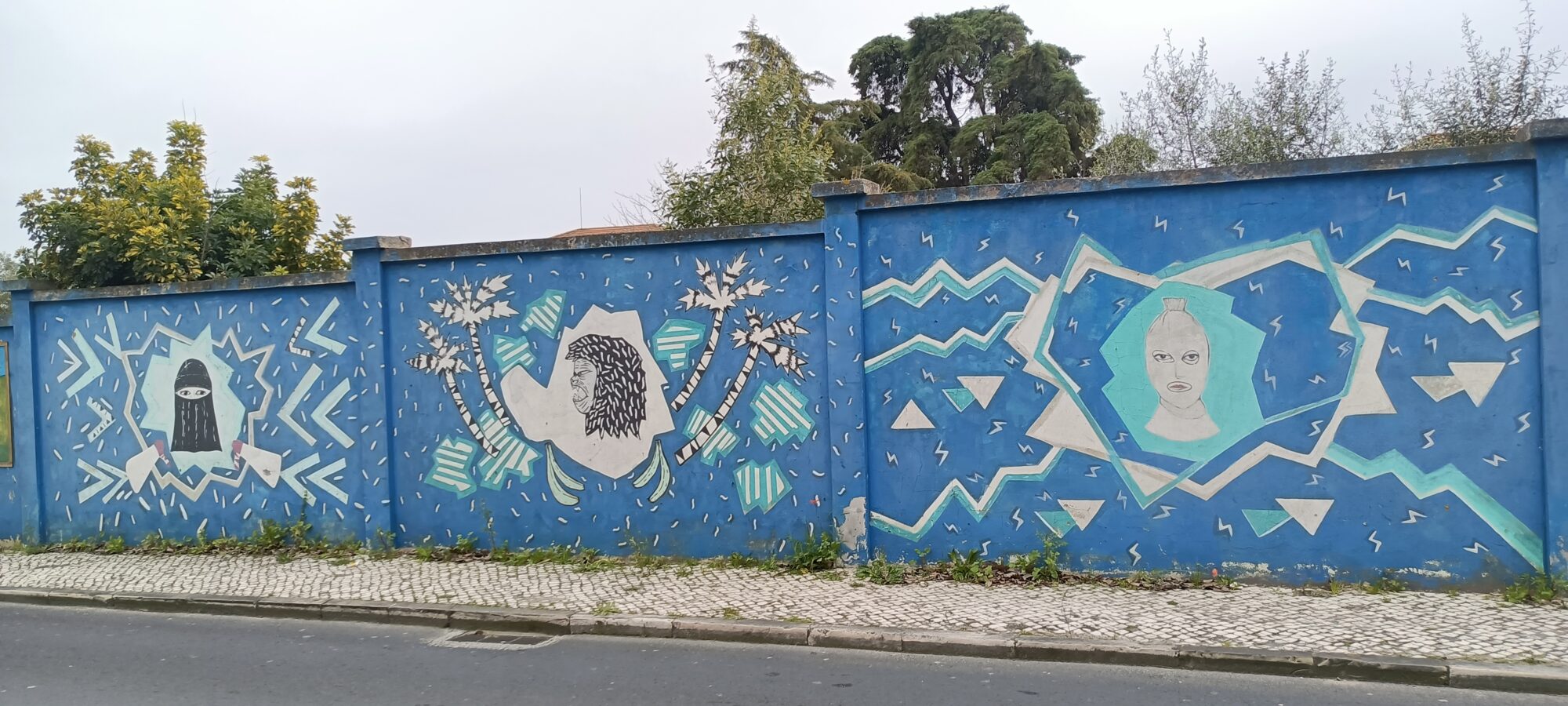 Geometric figures and lightning bolts — Street art in Lisboa