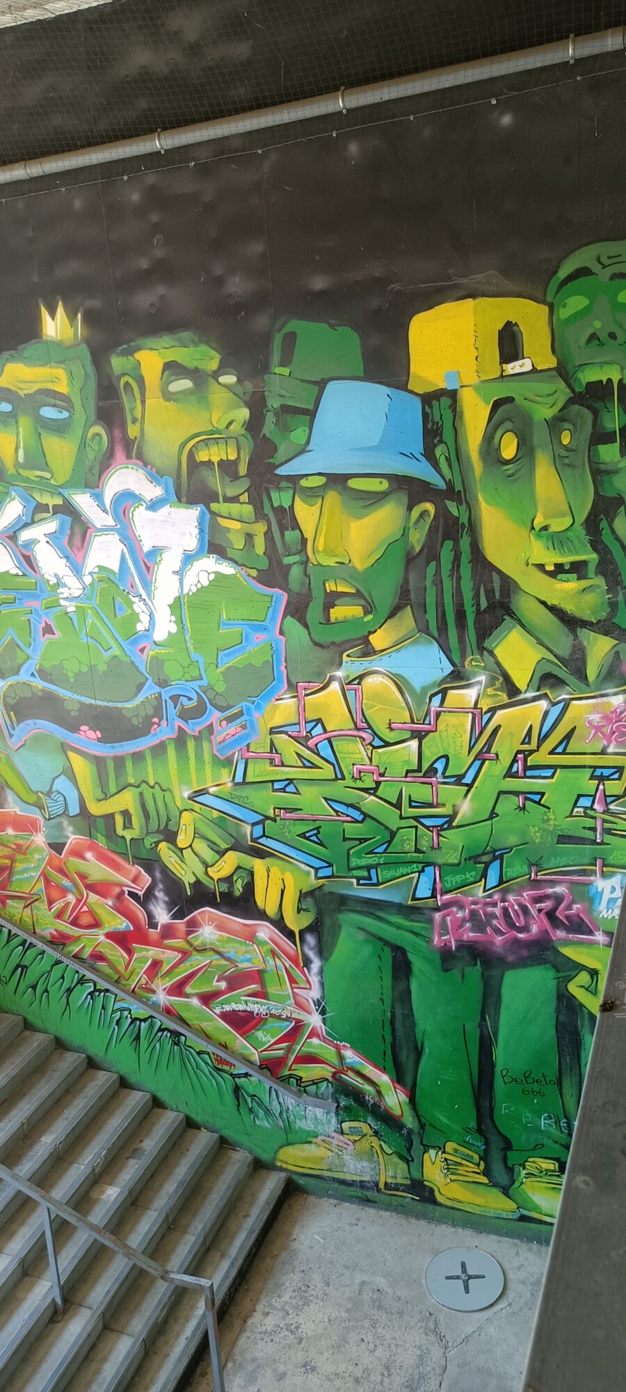 Line of Green Figures and Wildstyle — Street art in Marseille