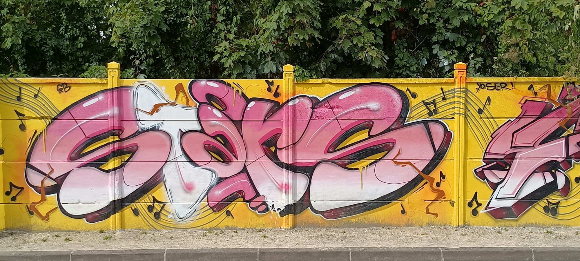 Lettres bulles roses sur portée musicale — Street art à Reims