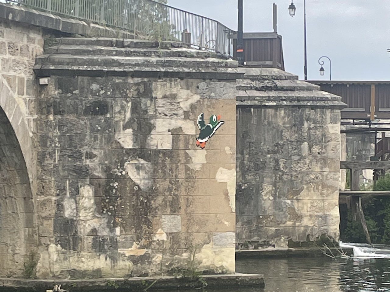 FTBL_37, Space Invader de la rue de la Tannerie — Street art de Invader à Moret-Loing-et-Orvanne