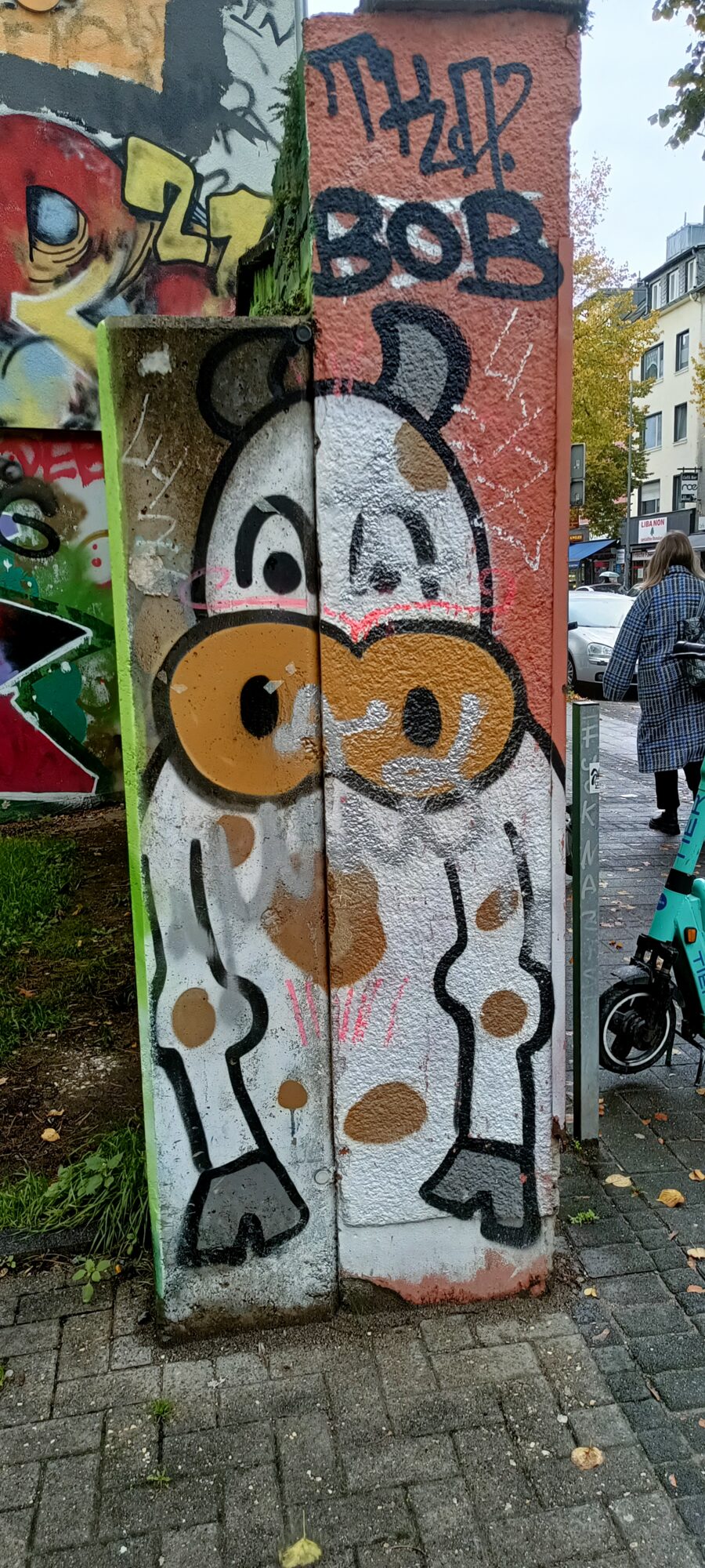 Comic cow on concrete slabs — Street art in Köln