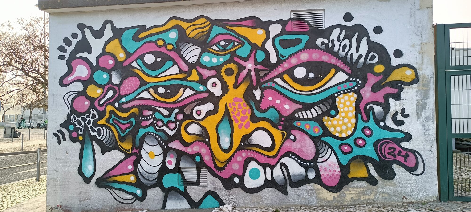 Eyes and Organic Shapes by Gnomo — Street art in Lisboa