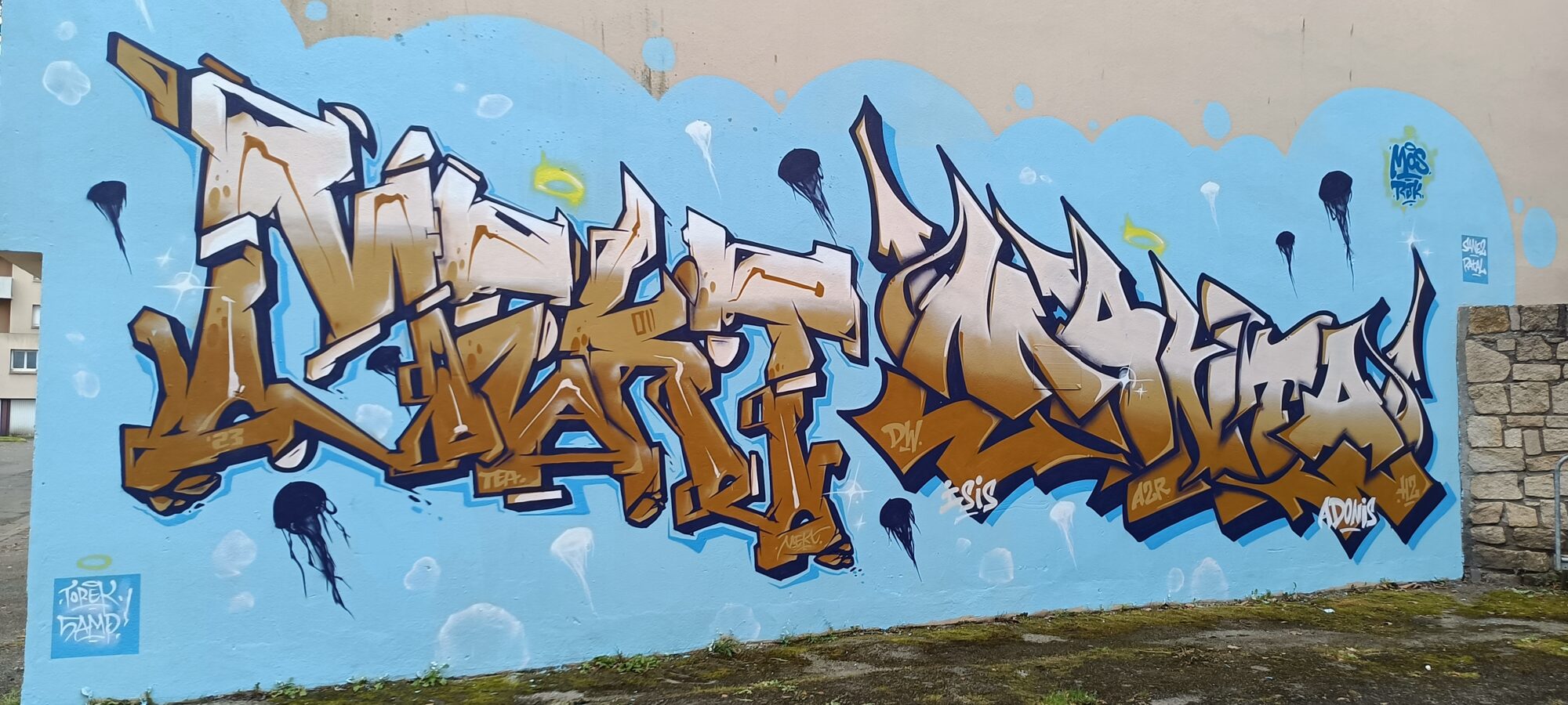 Lettrage doré sur ciel bleu — Street art à Paimpol