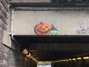 CLR_45, Space Invader de Riom — Street art de Invader à Clermont-Ferrand