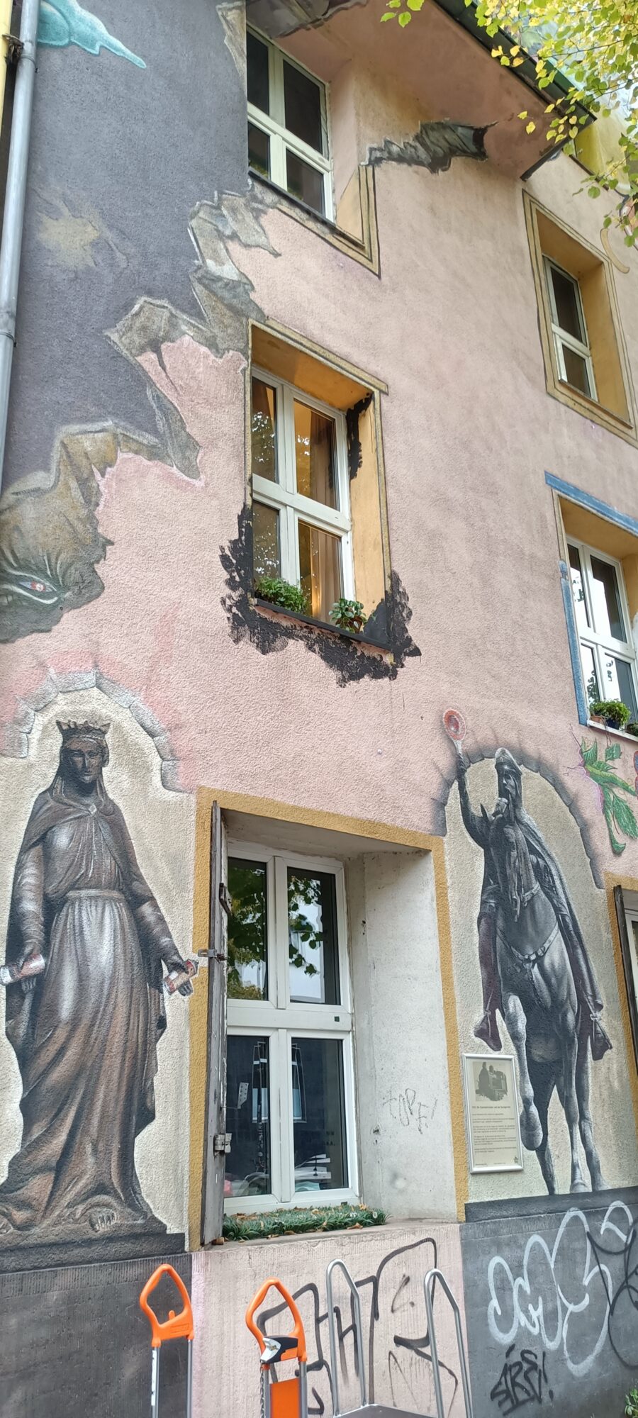 Statues beneath the peeling render — Street art in Düsseldorf