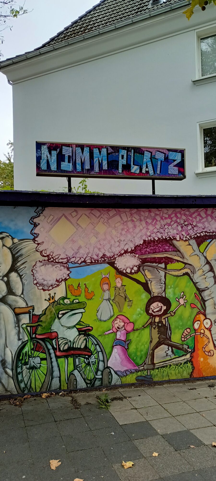 Nimm Platz by Klaus Klinger and Miroh — Street art by Klaus Klinger, Miroh in Düsseldorf