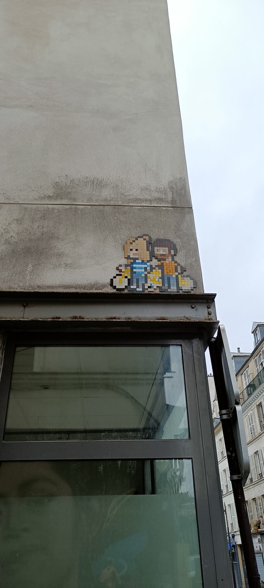 Pixelated duo in ceramic tiles — Street art in Paris