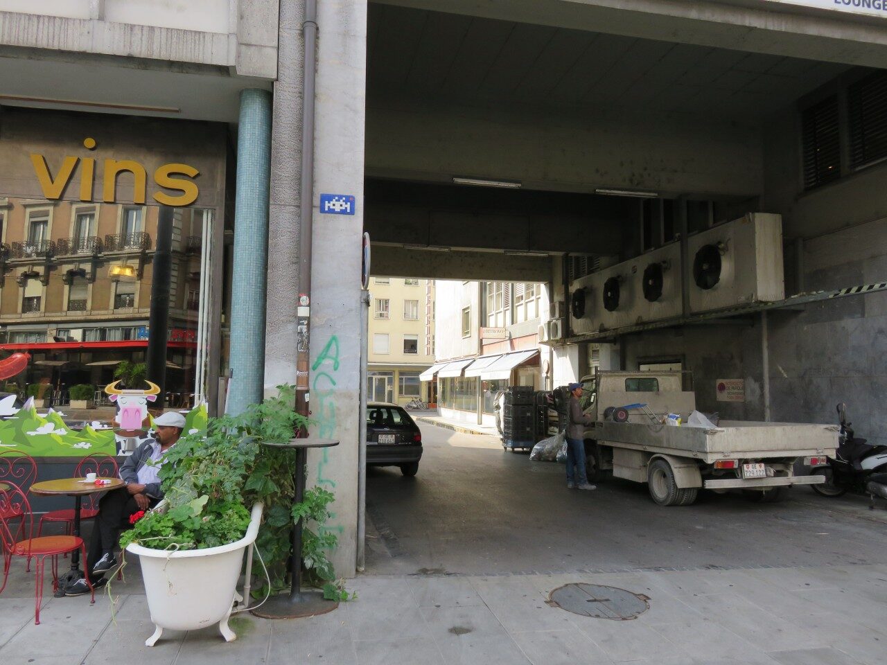 GNV_04, Space Invader on Passage Cabriol — Street art by Invader in Genève
