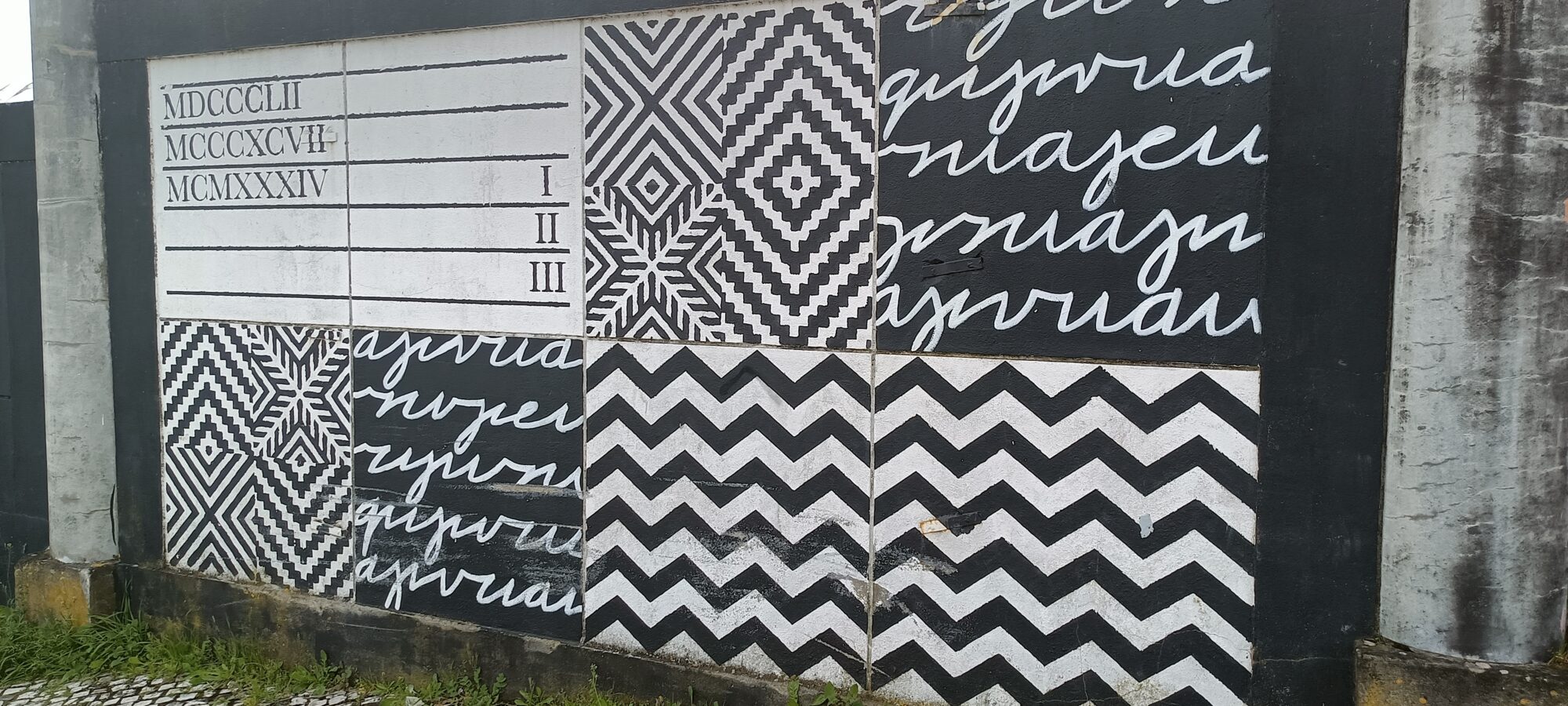 Chiffres romains et chevrons en noir et blanc — Street art à Lisboa