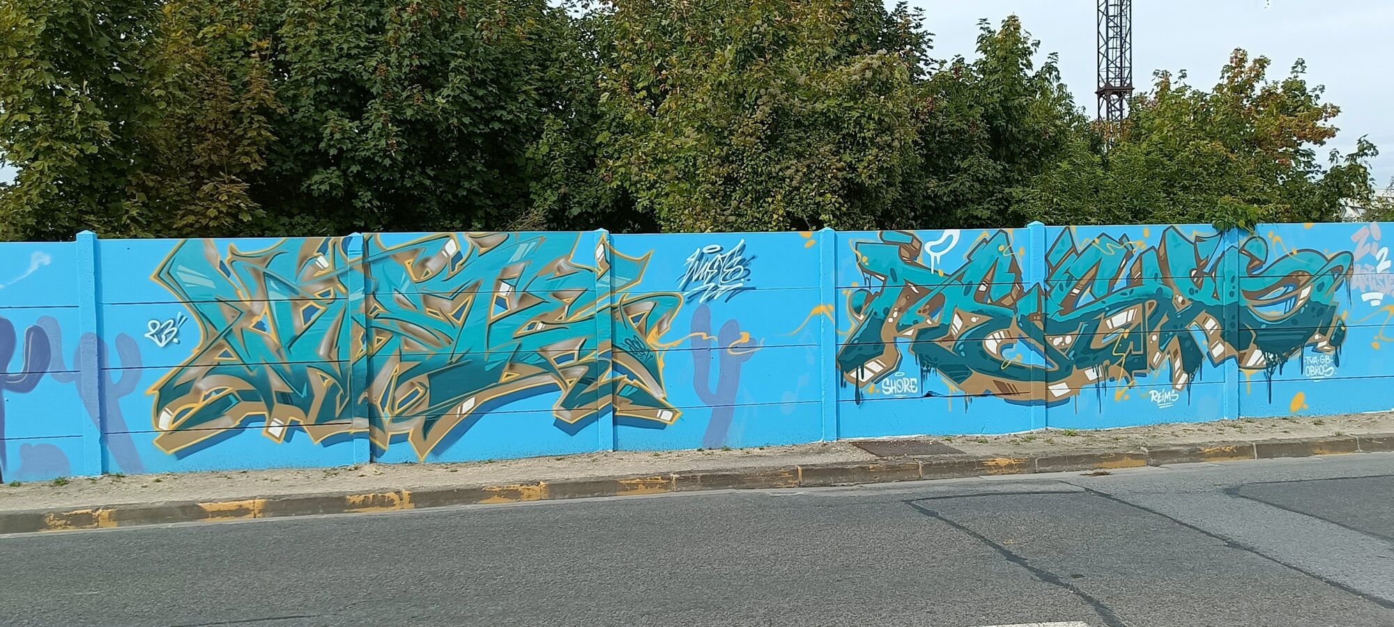 Two Turquoise and Gold Pieces by Shore — Street art in Reims