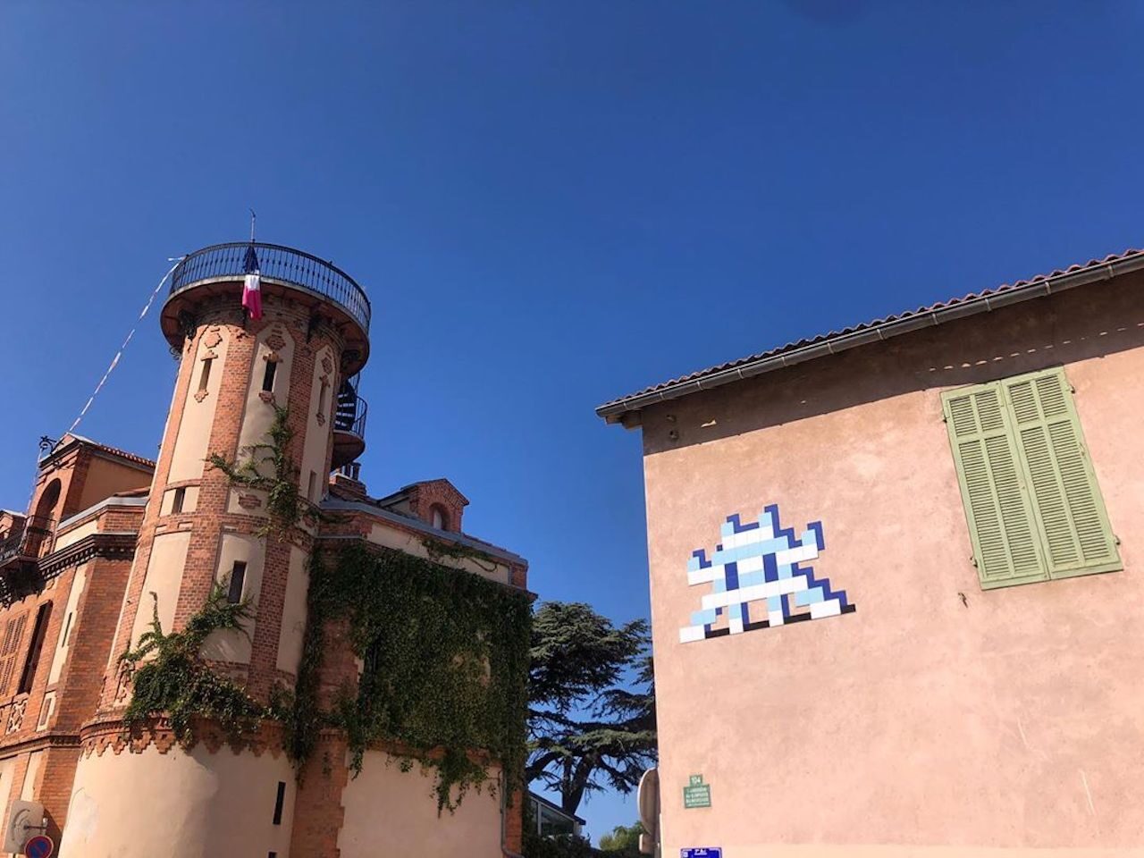 MARS_42, Space Invader de l'impasse du Belvédère — Street art de Invader à Marseille