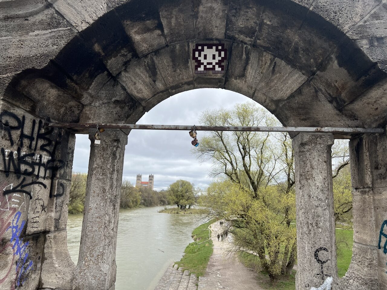 MUN_07, Space Invader de Wittelsbacherbrücke — Street art de Invader à München