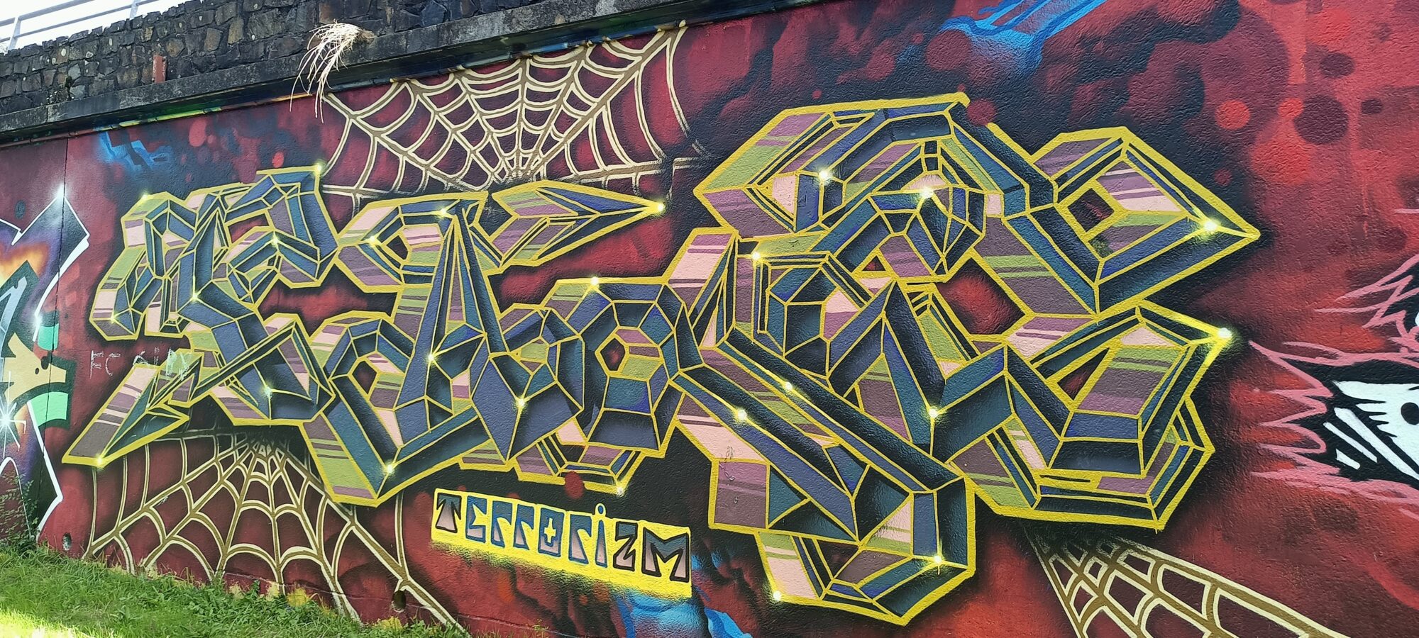 Terrorizm, lettrage facetté et toiles d'araignée — Street art à Nantes
