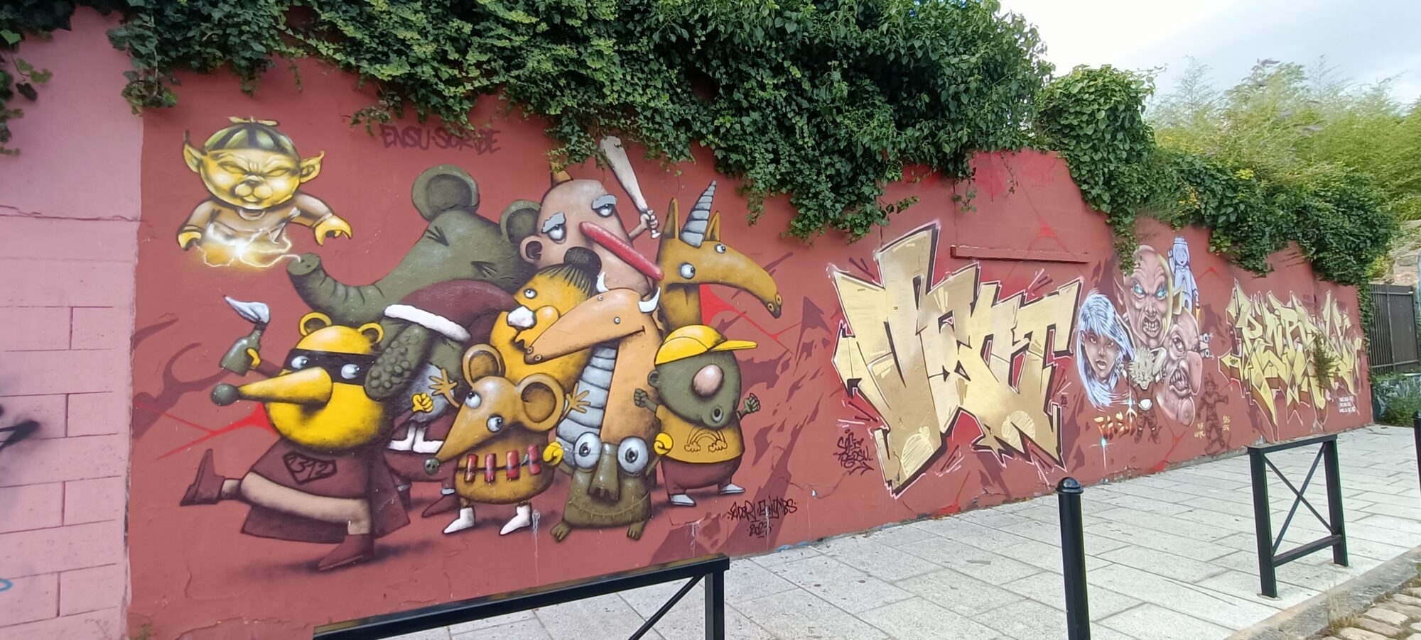 Bande d'animaux et lettrage anguleux — Street art de Ador à Nantes