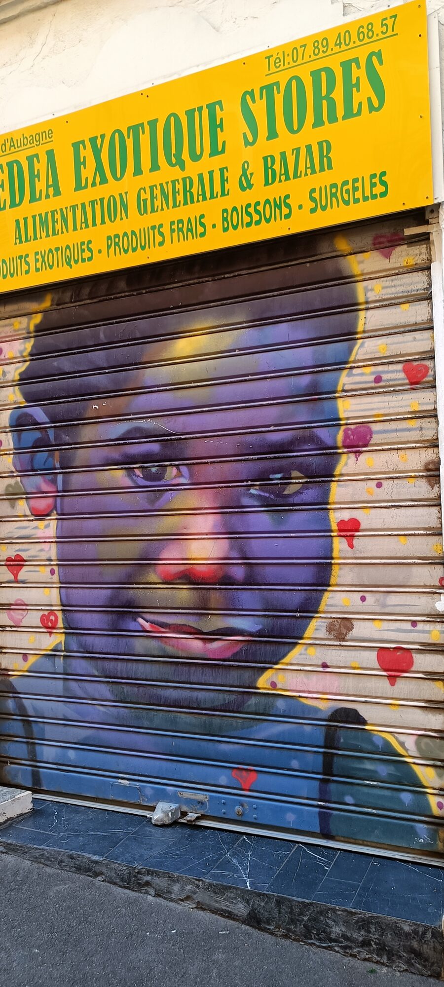 Portrait violet aux petits cœurs, rue d'Aubagne — Street art à Marseille