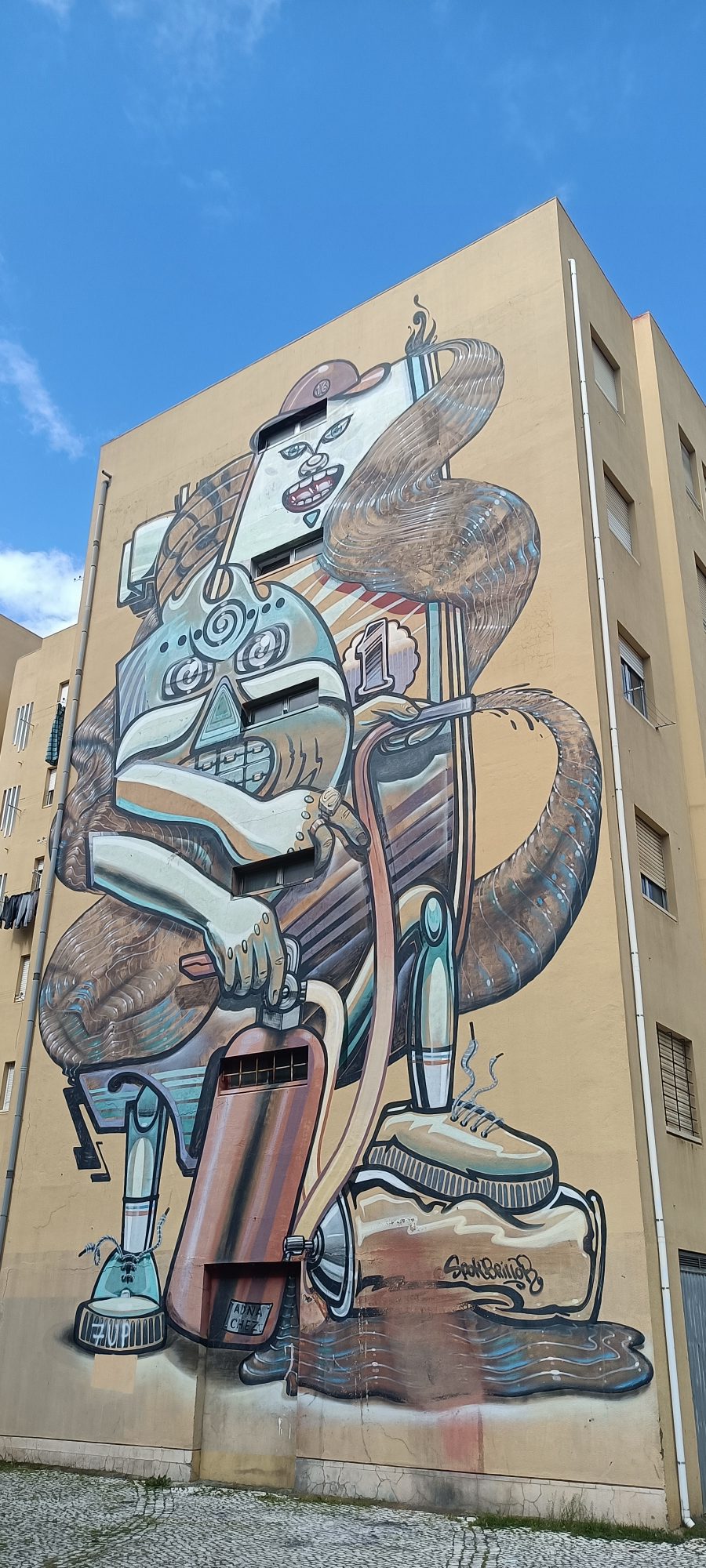 Personnage Monumental aux Éléments Empilés — Street art de Spok Brillor à Lisbon