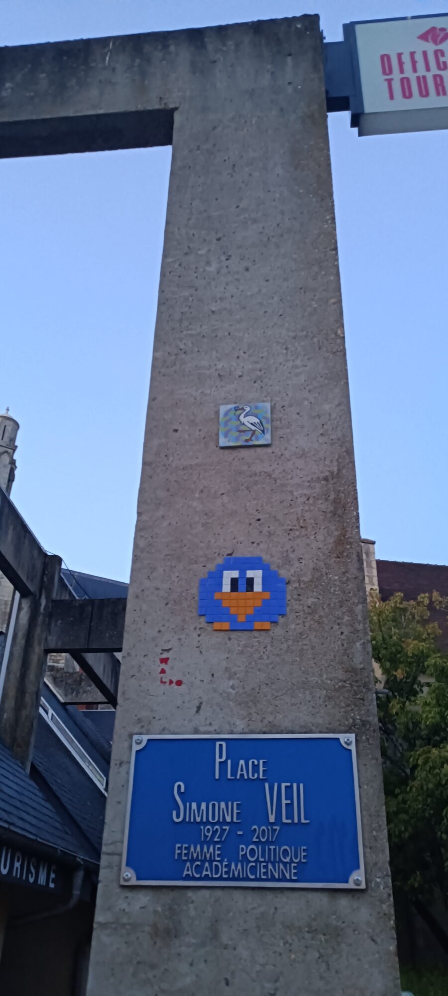 Stork and blue pixel bird — Street art by Waldo in Bourges