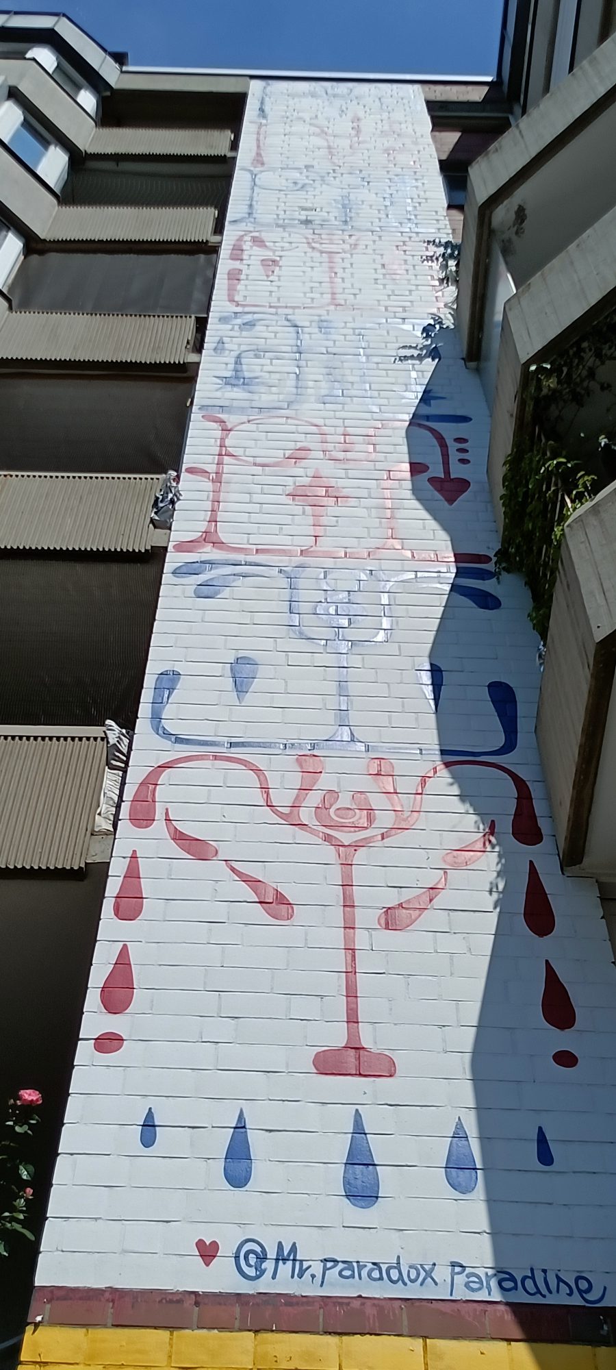 Colonne aux verres qui pleurent — Street art de Mr. Paradox Paradise à Berlin