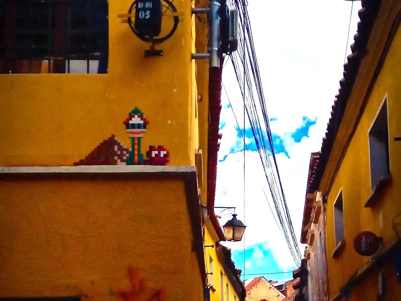 POTI_41, Space Invader de Calle Quijarro — Street art de Invader à Potosí