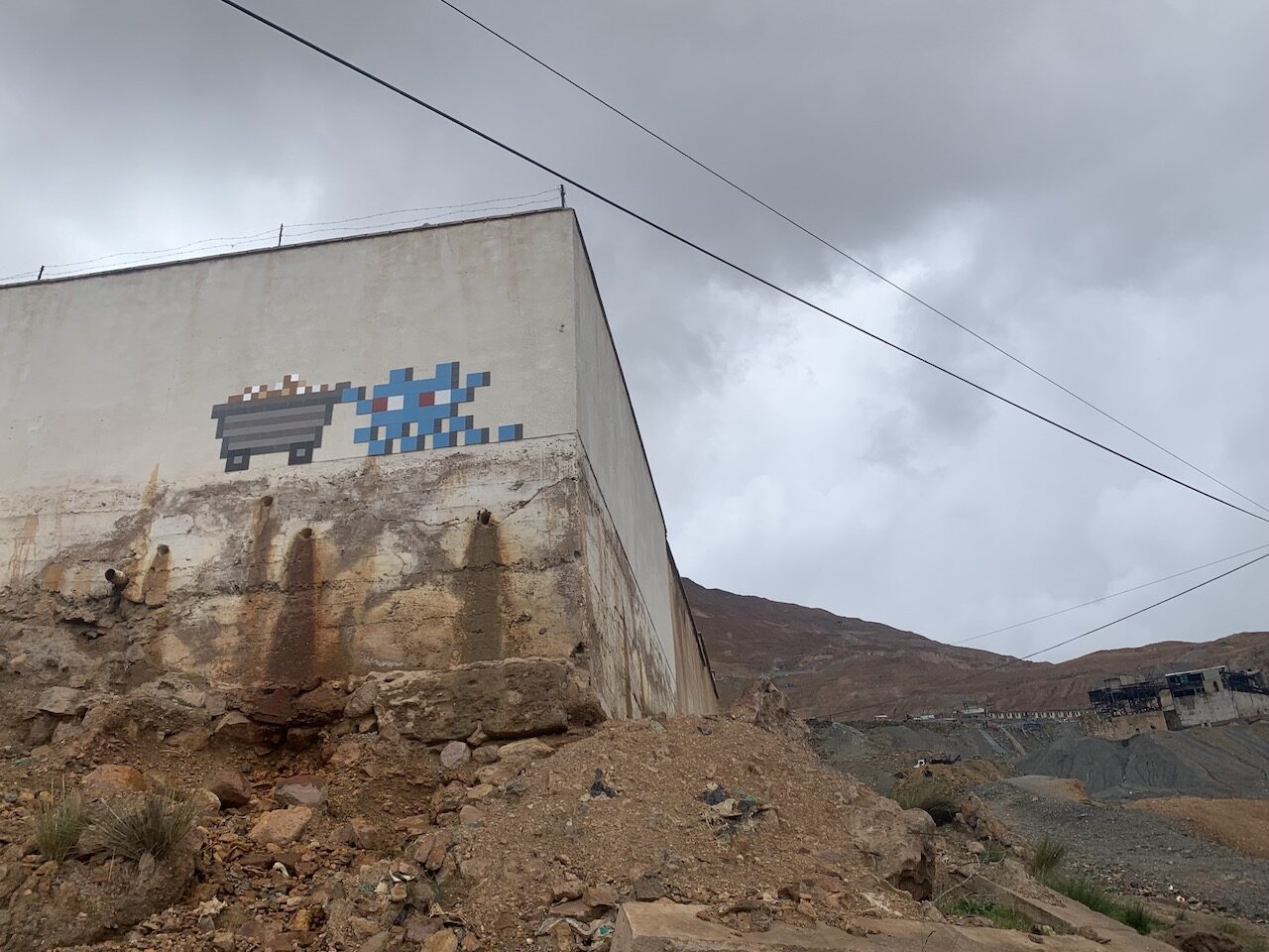 POTI_13, Space Invader de Camino a la Cima del Cerro Rico — Street art de Invader à Potosí