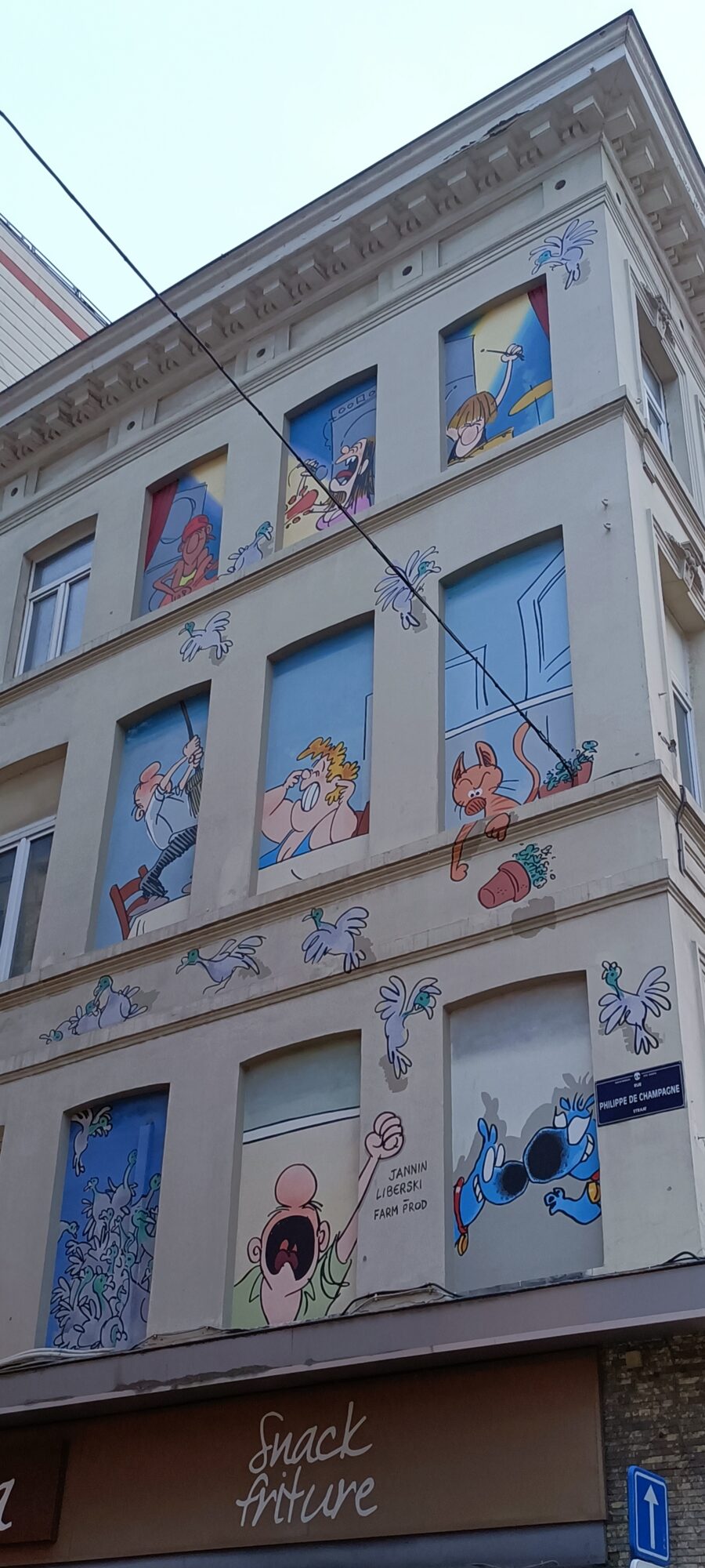 Froud et Stouf aux fenêtres par Jannin et Liberski — Street art de Frédéric Jannin, Stefan Liberski à Bruxelles