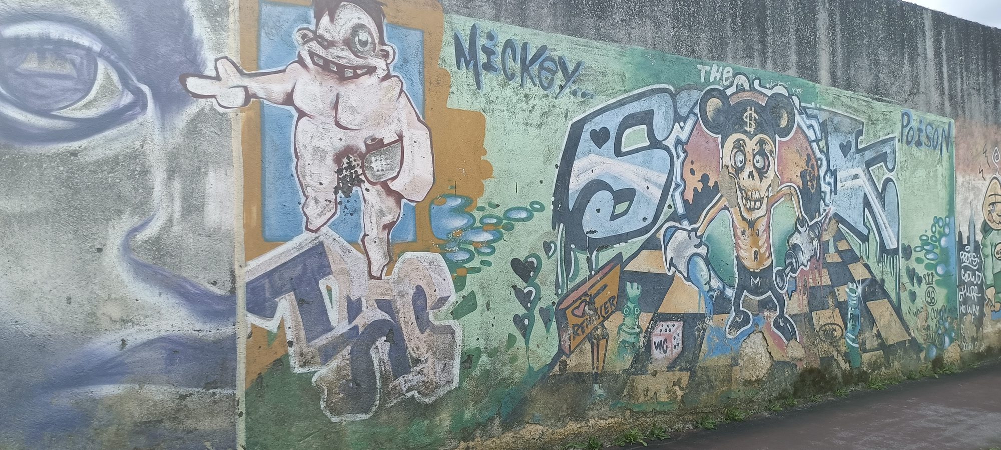 Mickey Poison et Crâne — Street art à Lisbon