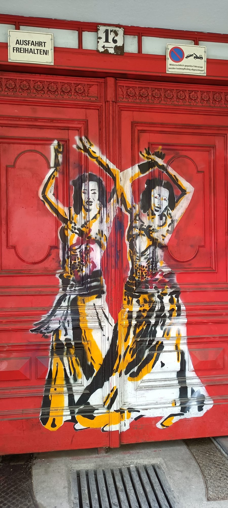 Danseuses dorées de la porte rouge — Street art à Berlin