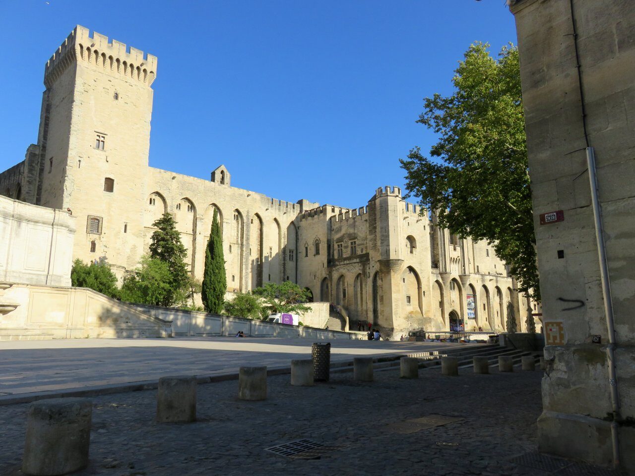AVI_24, Space Invader de la place du Palais — Street art de Invader à Avignon