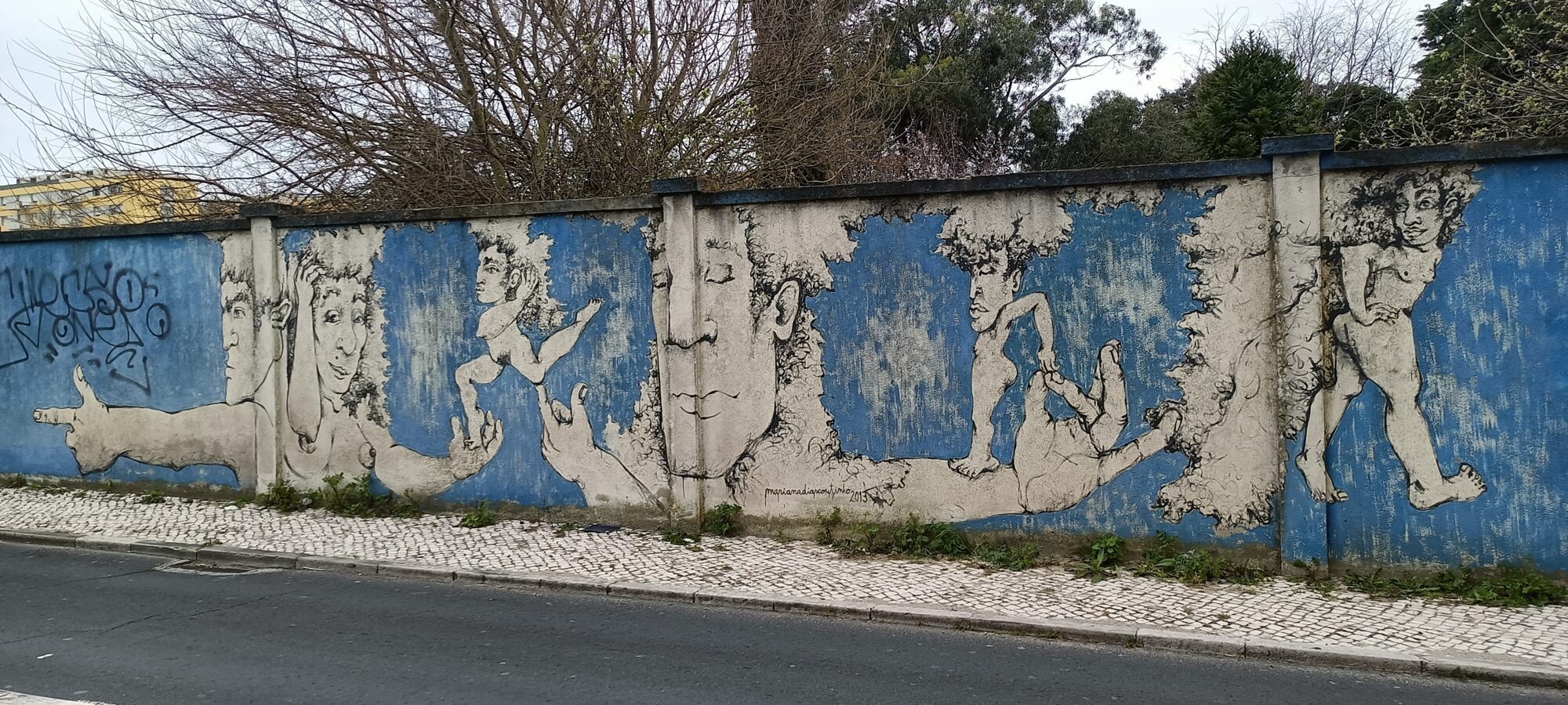 Acrobates sortis du béton — Street art à Lisboa