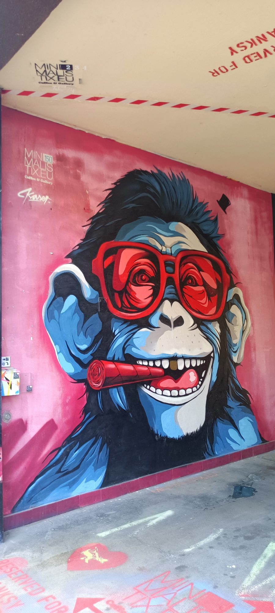 Chimpanzé au cigare et lunettes rouges — Street art à Berlin