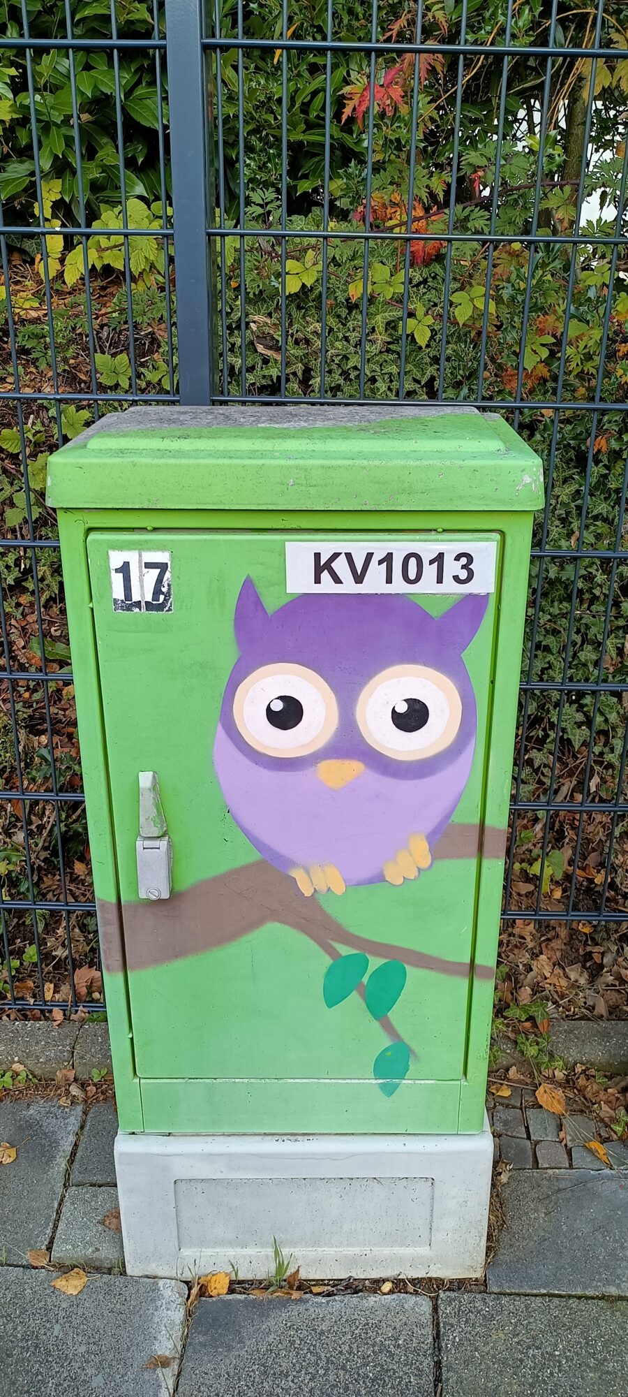 Purple owl on a utility cabinet — Street art in Erkrath