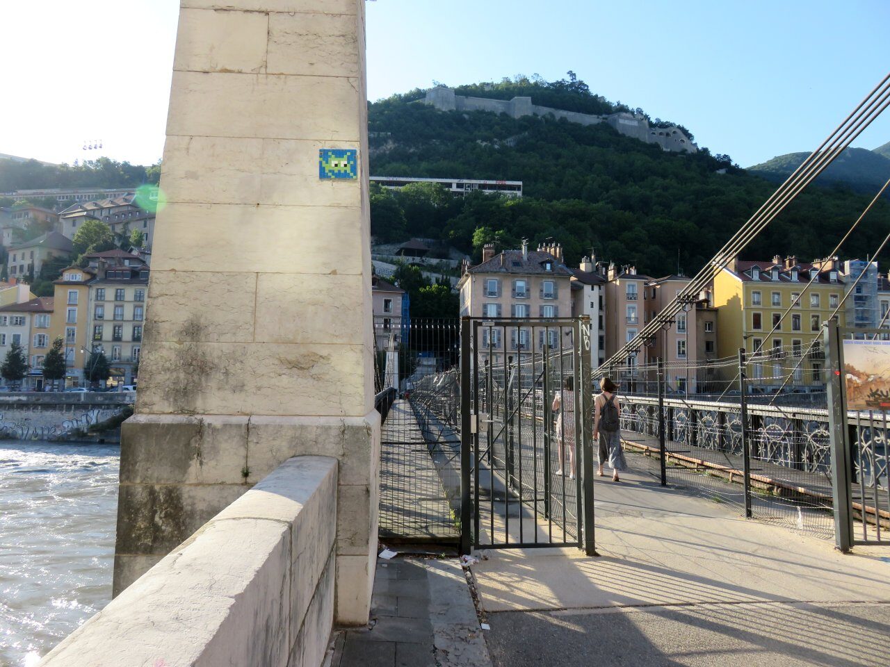 GRN_12, Space Invader de Passerelle Saint-Laurent — Street art de Invader à Grenoble