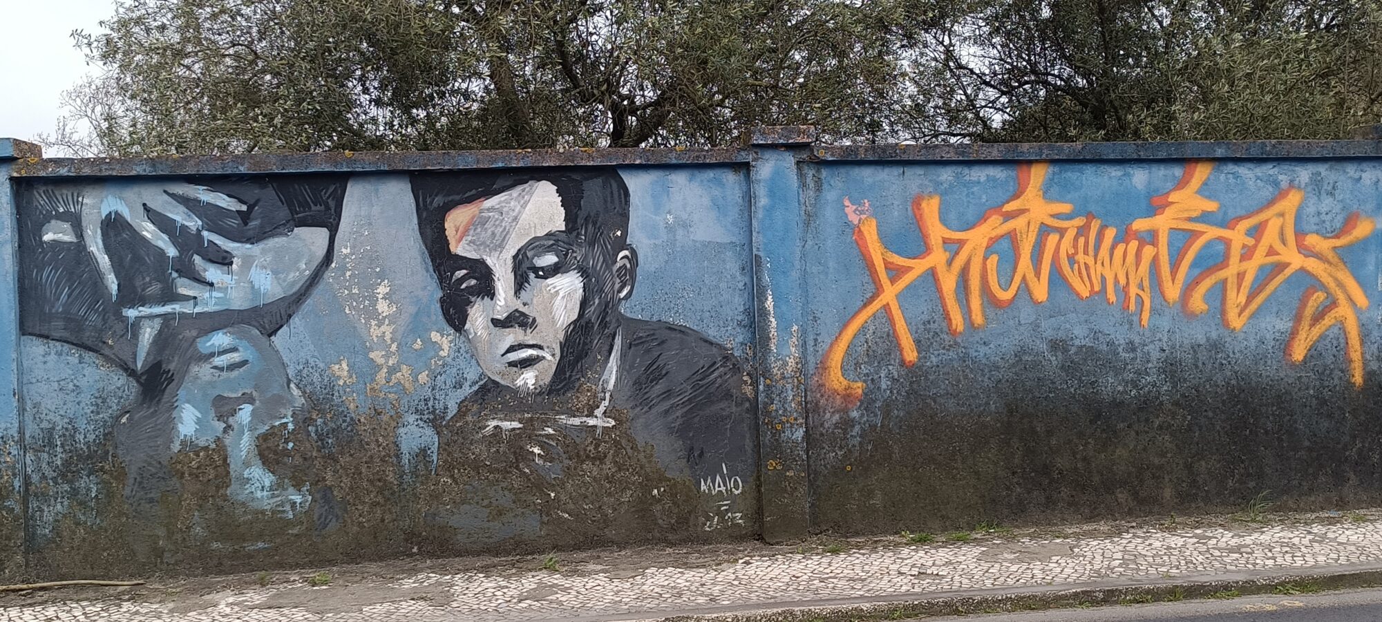 Main, portrait et lettrage orange — Street art à Lisboa