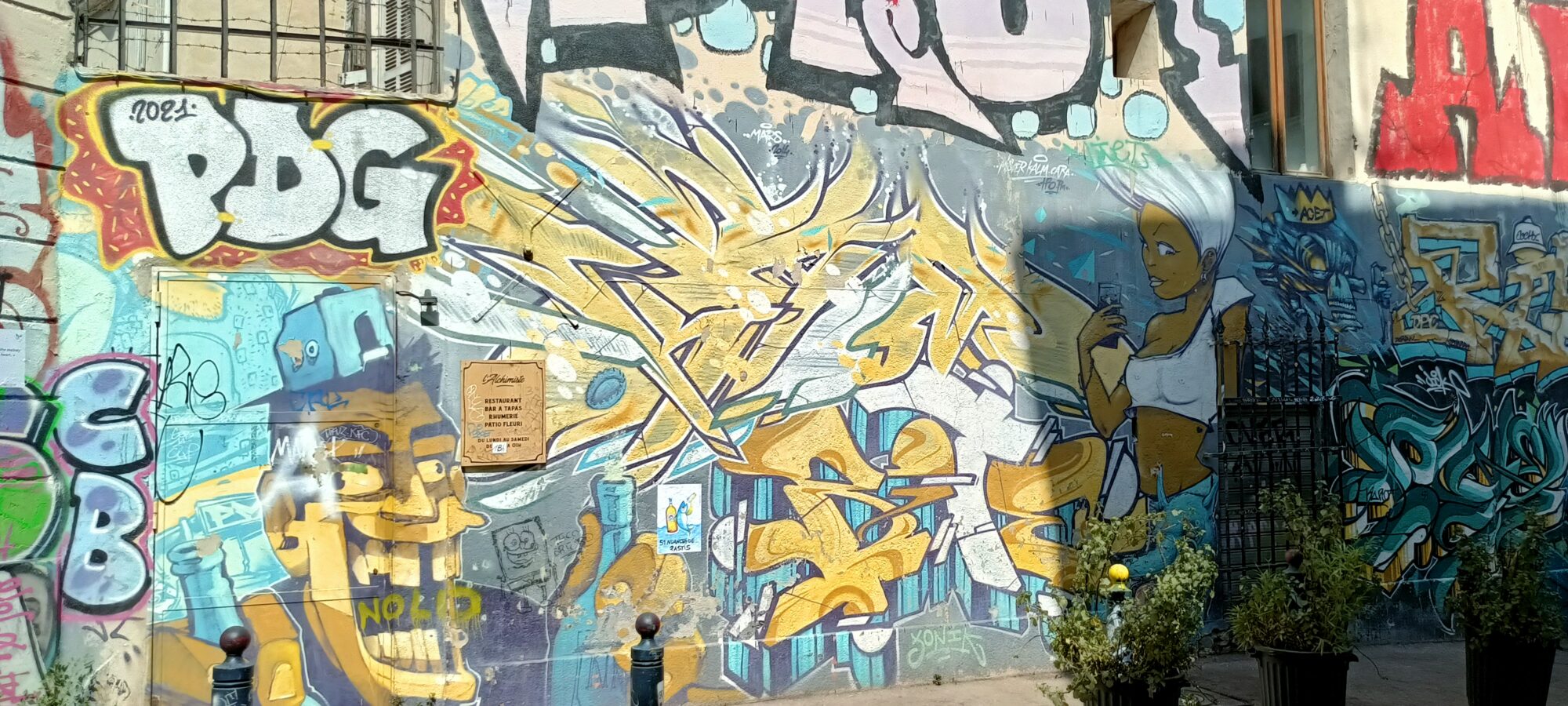 Mur d'entraînement aux lettrages dorés — Street art à Marseille