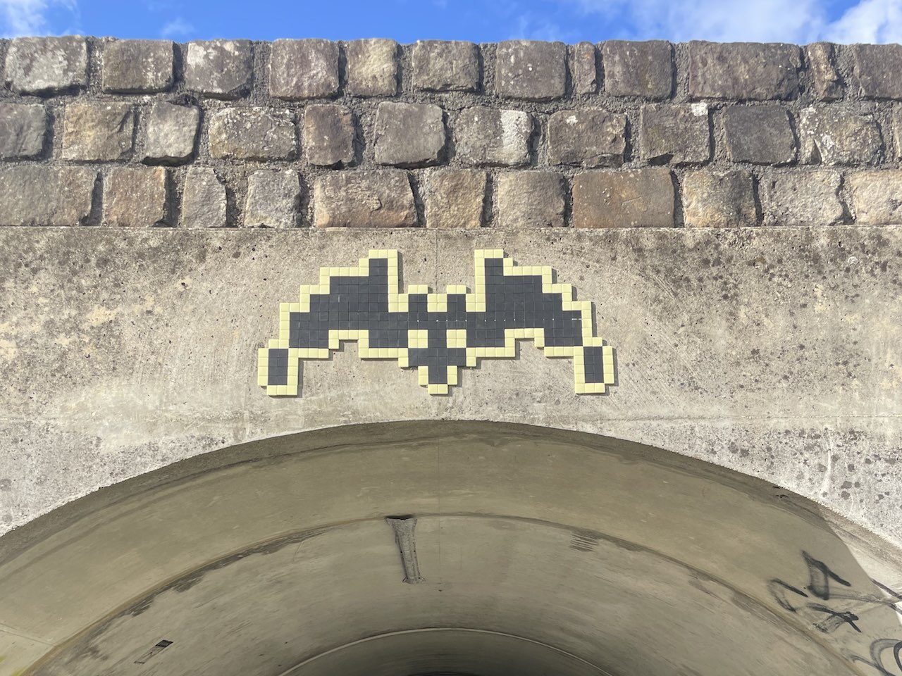 FTBL_24, Space Invader de la route des Artistes — Street art de Invader à Fontainebleau