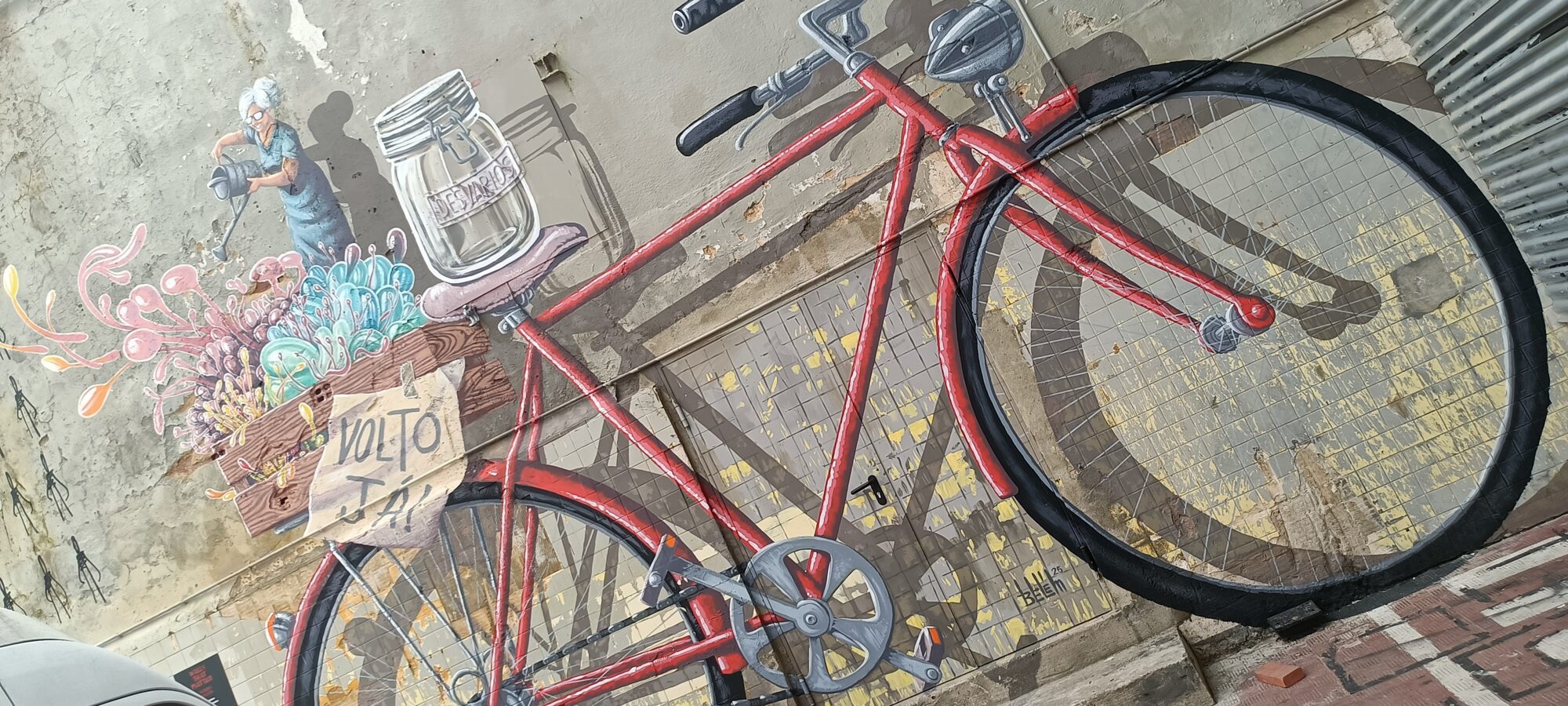 Large Red Bicycle in Trompe-l'Oeil — Street art in Lisboa
