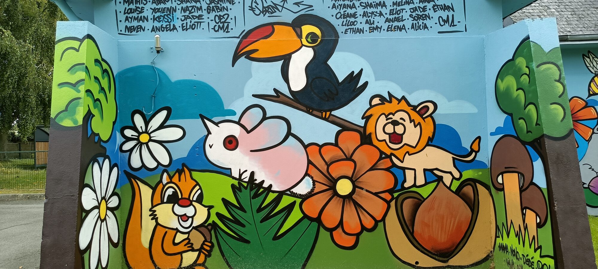 Toucan, lion and rabbit by schoolchildren — Street art in Langueux