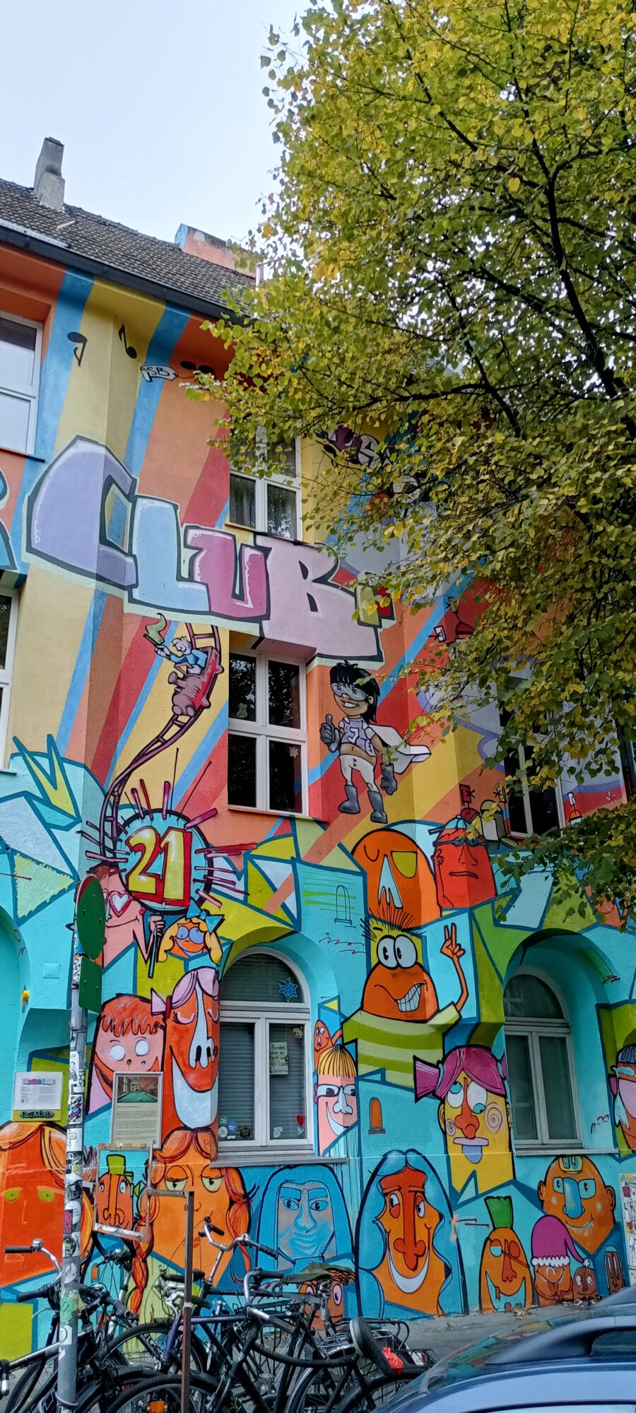 Kinder Club, la moitié droite — Street art à Düsseldorf