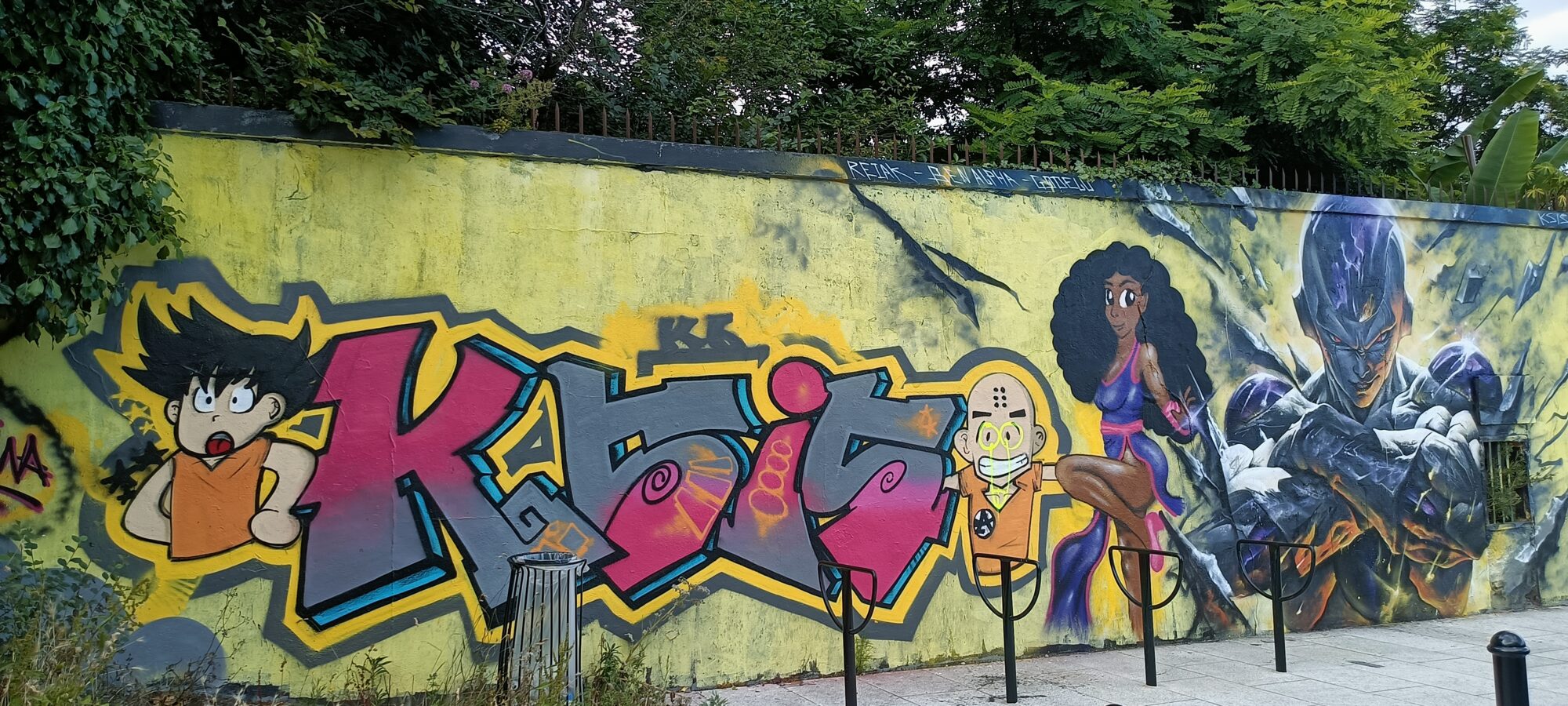 Lettrage KABIG et personnages Dragon Ball — Street art à Nantes