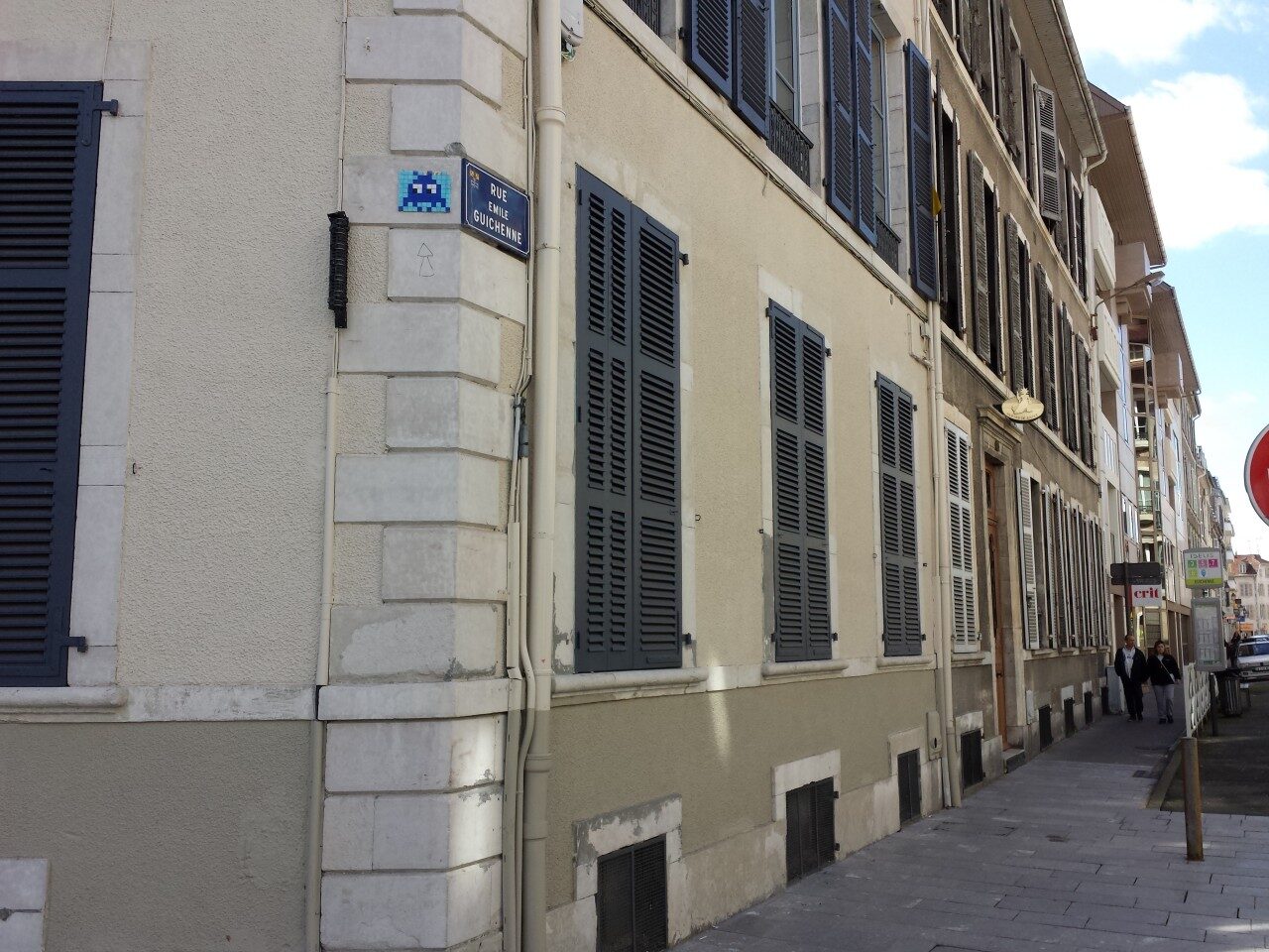 PAU_08, Space Invader on Rue Émile Guichenné — Street art by Invader in Pau